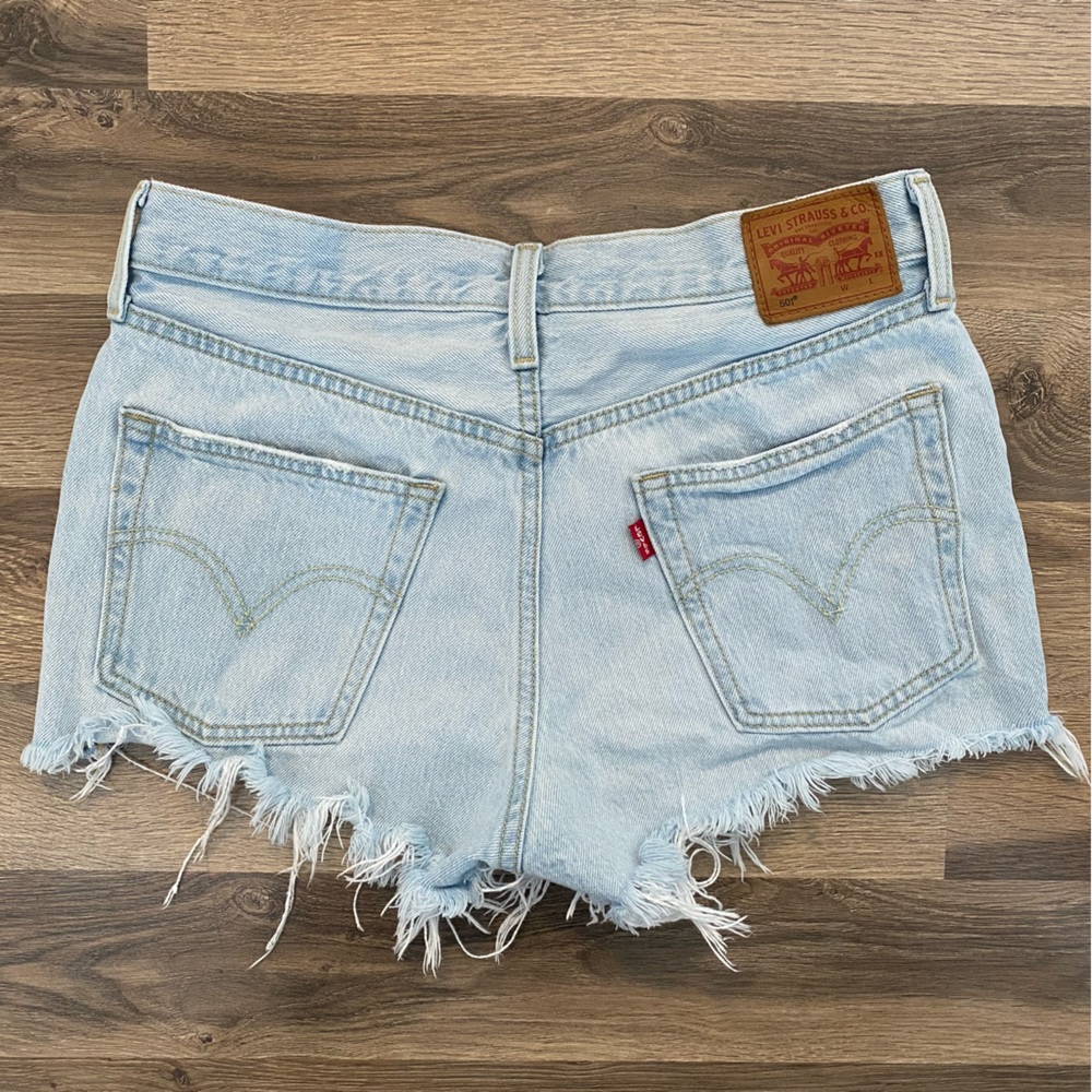 Levi’s 501 Light Wash Denim Shorts - Picture 2 of 5